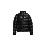 Campera puffer Nike x NOCTA color negro con acabado brillante, diseño acolchado horizontal, cuello alto y cierre frontal completo.