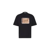 Remera Acne Studios de color negro, de corte oversize, con cuello redondo y diseño gráfico impreso en el pecho que simula una etiqueta de cuero envejecida.