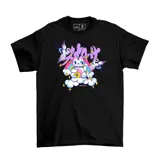 Remera negra de algodón con estampado frontal artístico estilo kawaii que presenta un gato de la suerte, nubes, arcoíris, grullas y elementos decorativos brillantes.