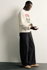 Pantalón cargo de corte relajado confeccionado en algodón con efecto lavado. Presenta bolsillos laterales tipo plastrón en las perneras, bolsillos frontales y bolsillos traseros de vivo. Incluye cierre frontal con cremallera y botón.