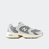 Championes New Balance 530 color gris y blanco, con capellada de malla y cuero sintético, entresuela con tecnología ABZORB y suela de goma color caramelo.