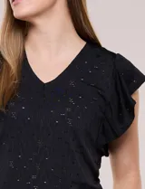 Blusa blanca de tejido calado estilo broderie con escote en V y mangas cortas tipo mariposa.