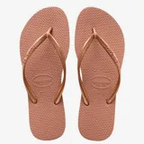 Ojotas Havaianas modelo Slim, color cobre metalizado, con tiras finas y logo metálico.