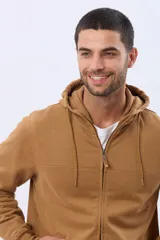 Canguro de felpa color azul marino con cierre frontal completo, capucha con cordones y bolsillos canguro.