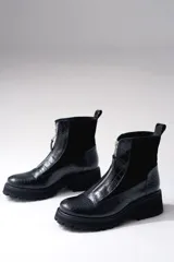 Botas cortas de cuero vacuno con textura de reptil, diseño con cierre frontal y suela de plataforma dentada de caucho.