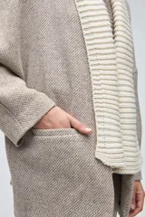 Saco oversized de lana fina sin teñir, con cuello tejido en contraste y diseño amplio sin forro.