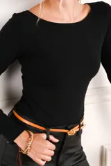 Remera de manga larga ajustada al cuerpo, con cuello redondo, confeccionada en una mezcla de algodón y elastano que aporta suavidad y elasticidad.