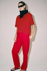 Jeans de tiro medio con corte recto y largo completo, confeccionados en algodón. Presentan cintura con trabillas, diseño de cinco bolsillos y cierre frontal con cremallera y botón.