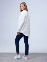 Sobrecamisa capitoneada color verde militar, marca Robert Louis. Cuello con solapa, abertura central con botones y bolsillos delanteros.