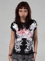 Remera negra de corte ajustado con estampado frontal de estilo gótico que combina rosas rojas y alas blancas con detalles ornamentales.
