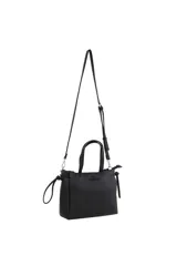 Morral y bandolera Oreiro de cuero sintético en color bordó, con diseño estructurado, doble asa de mano y correa larga ajustable y desmontable. Cuenta con detalles de nudos en los laterales y herrajes metálicos plateados.