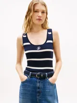 Musculosa de punto de puro algodón peinado, de corte slim y diseño a rayas horizontales azul marino y blanco. Cuenta con cuello redondo, ribetes en canalé y un refinado logo bordado en el pecho.