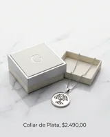 Collar de plata 925 con dije circular que presenta un diseño grabado del Árbol de la Vida sobre una base de nácar.