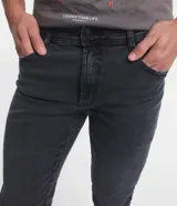 Pantalón skinny de jean gris oscuro con bolsillos delanteros y traseros.