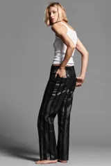 Pantalón de tiro medio de ZARA WOMAN COLLECTION, confeccionado en 100% piel con diseño de rayas verticales combinadas en acabado liso y efecto gamuzado. Cuenta con cintura con trabillas, cinco bolsillos, pierna recta y cierre frontal con cremallera y botón metálico.