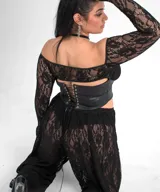 Pantalón de encaje negro con corte palazzo y cintura elástica.