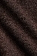 Buzo de tejido suave con lana, de corte holgado con hombros caídos, cuello redondo, puños y bajo acanalados.