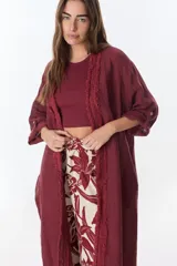 Kimono largo de lino color bordó, con flecos decorativos en los bordes frontales y mangas 3/4.