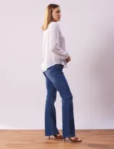 Blusa azul marino de Zac & Rachel con cuello a la base, abertura central con botones y detalle de broderie en el frente. Tiene mangas largas con terminación elastizada.