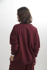 Sweater de algodón en color azul marino, con cuello redondo, mangas largas con puños acanalados y diseño holgado.