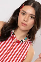 Collar de cuentas multicolor confeccionado con piezas artesanales en tonos rojos, blancos, negros, celestes y piedra natural.