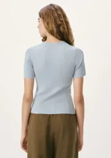 Camiseta de manga corta confeccionada en tejido acanalado, con cuello redondo y ajuste al cuerpo.