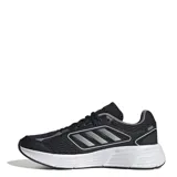 Championes deportivos Adidas Galaxy Star para hombre, color negro con detalles en gris claro y blanco. Presentan capellada de malla transpirable con refuerzos sintéticos, tres franjas laterales en gris reflectante y entresuela gruesa de amortiguación Cloudfoam blanca.