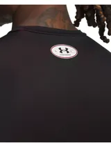 Remera térmica de manga larga Under Armour, modelo HeatGear, con ajuste de compresión. Presenta un diseño degradado en color negro y rojo, con cuello redondo y logo de la marca estampado en el pecho.