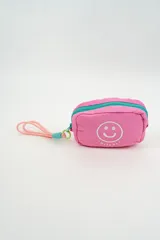 Neceser de tela acolchada color rosado, con cierre superior en color turquesa y correa de mano en color rosado con detalles en verde. Presenta un bordado frontal de una cara sonriente con la palabra smileday.