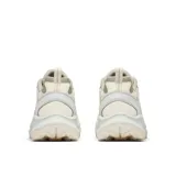 Championes de senderismo Merrell modelo Speed Strike 2, de color beige con detalles en celeste claro y verde musgo. Presentan parte superior de malla y sintético, suela de goma con tacos para mayor tracción y cordones frontales.