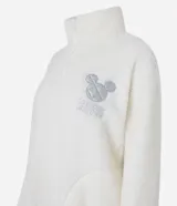 Conjunto de pijama compuesto por un buzo de cuello alto con cierre frontal parcial, confeccionado en tejido sherpa color crema con bordado de Mickey Mouse en el pecho, y un pantalón largo de satén color beige con estampado de corazones pequeños y cintura elástica.