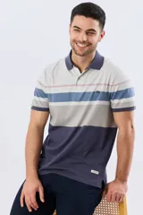 Remera polo de manga corta con diseño de franjas horizontales en tonos azul, salmón, celeste y beige. Cuenta con cuello clásico y cierre frontal de dos botones.
