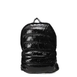 Mochila negra con diseño acolchado horizontal y asa superior.