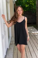 Vestido corto con estampado animal print, de breteles finos y corte suelto.