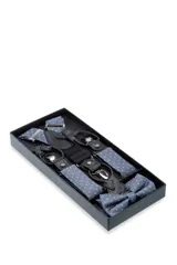 Set de tirantes, moña y pañuelo de bolsillo color rojo con diseño floral. Los tirantes son ajustables y tienen apliques para abrochar a botones o pinzas metálicas para sujetar al pantalón.