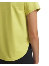 Remera deportiva Under Armour modelo Launch Elite, color amarillo claro, de manga corta y cuello redondo. Cuenta con perforaciones láser estratégicas en los laterales para mayor ventilación y bajo curvado.