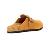 Zueco de dama color marrón claro, confeccionado en cuero, con diseño de punta cerrada, ajuste mediante tira con hebilla metálica lateral, plantilla de corcho y suela de goma negra.