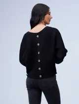 Buzo marca Cupio de tejido acanalado color azul. Tiene mangas largas estilo dolman y aplique de botones en la espalda.