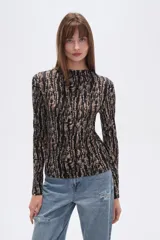 Remera de manga larga con cuello alto y estampado abstracto en tonos marrones y negros.