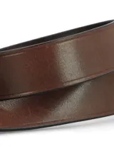 Cinturón de cuero natural liso color café, con hebilla metálica ovalada de acabado dorado envejecido y detalles decorativos. Incluye pasador de cuero y siete agujeros de ajuste.