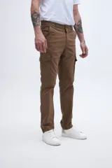 Pantalón cargo color marrón con bolsillos laterales y bolsillo cargo con solapa y botones.