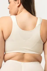Top blanco corrector de postura y de uso post operatorio, con breteles anchos acolchados, ganchos delanteros reforzados con dos tensiones y bandas cruzadas reforzadas en la espalda. Confeccionado con tela que contiene fibra LYCRA®.