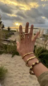 Anillo plateado con forma de esqueleto de costillas.