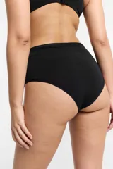 Bombacha de tiro alto color negro, confeccionada en microfibra suave y elástica, con fundillo de algodón.