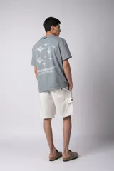 Bermuda cargo de lino y rayón color blanco, con bolsillos laterales tipo cargo, cintura elástica con cordón ajustable y calce relajado.
