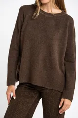Sweater de tejido de punto color bordó, con cuello redondo, mangas largas y puños acanalados. Presenta un diseño de corte recto y textura suave.