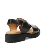 Sandalias de cuero con textura tipo croco en color marrón, con diseño de puntera abierta y suela track dentada. Incluye una tira ajustable con hebilla metálica en el talón.