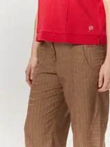 Remera negra de punto fino, con mangas cortas, cuello redondo y corte relajado. Cuenta con costuras verticales decorativas en el frente.