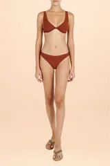 Top de bikini tipo corset color terracota, con diseño tableado en las copas y estructura con varillas internas para mayor soporte.