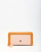 Billetera tipo fichero color naranja, con cierre perimetral y panel frontal texturizado en tono más claro. Cuenta con detalle de logo metálico plateado en la parte frontal y tira de cierre deslizante.